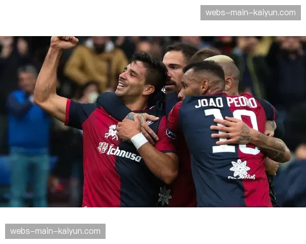 瞬间聚焦：卡利亚里前锋肖穆罗多夫一次转换冲刺后抽筋倒地